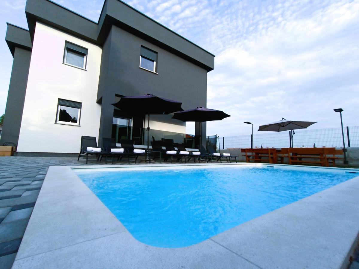 Villa Nikolina - Luxury Villa With 5 Bedrooms And Swimming Pool วอดิยัน ภายนอก รูปภาพ