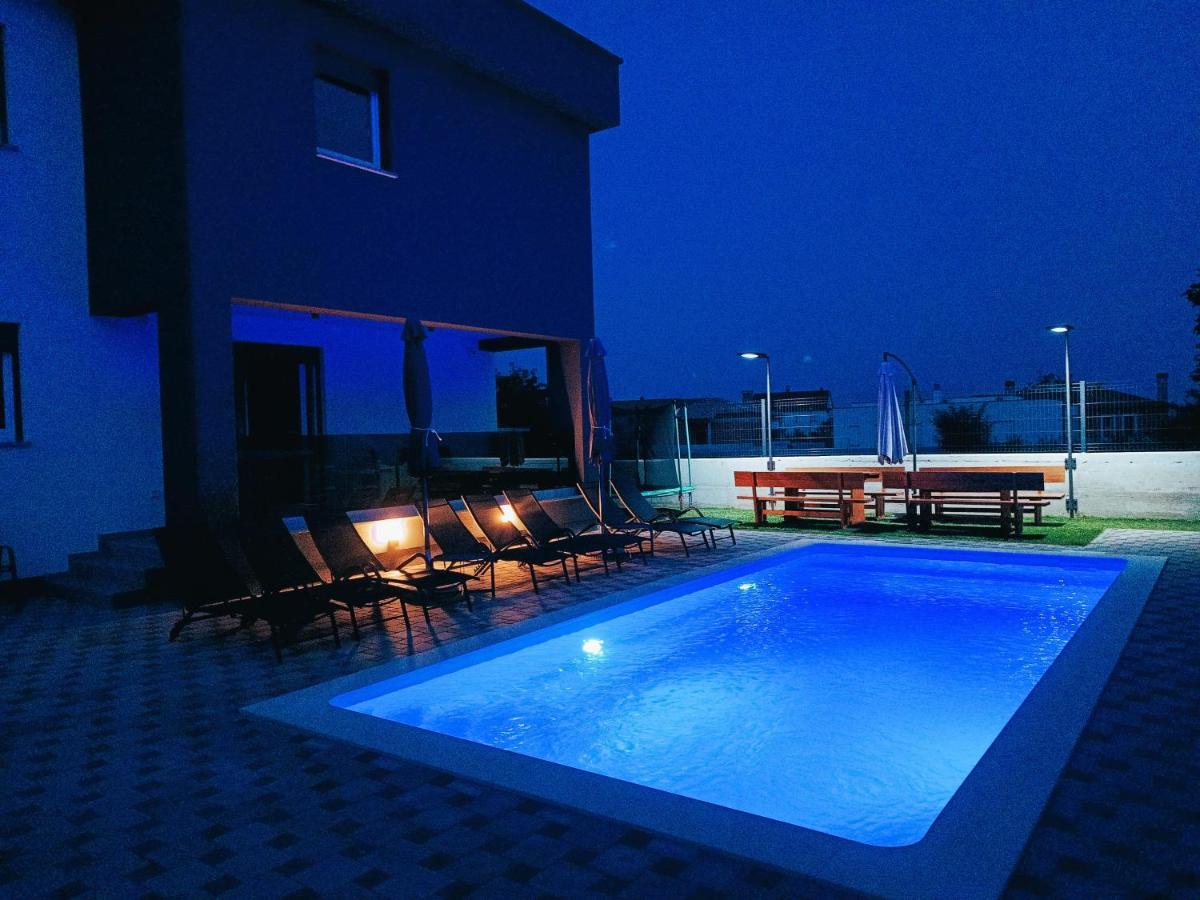 Villa Nikolina - Luxury Villa With 5 Bedrooms And Swimming Pool วอดิยัน ภายนอก รูปภาพ