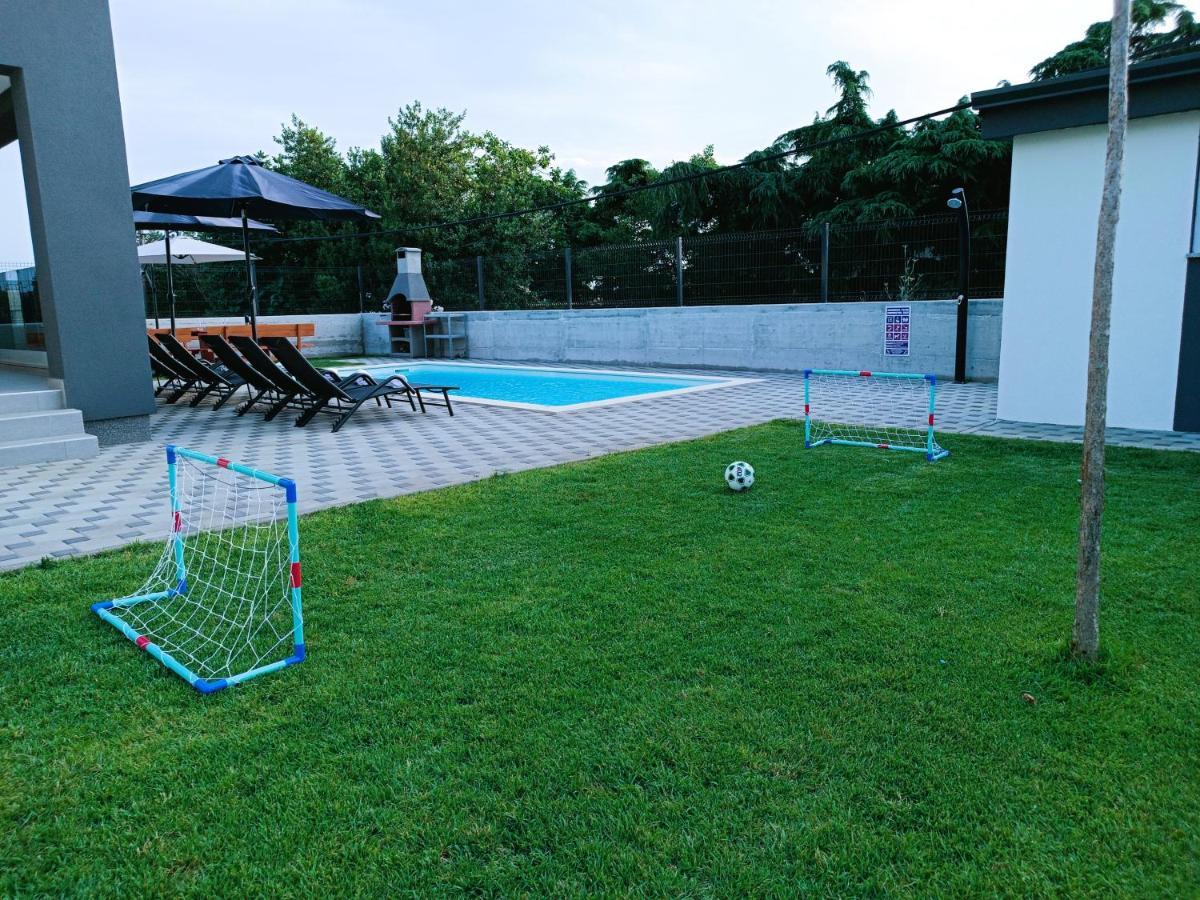 Villa Nikolina - Luxury Villa With 5 Bedrooms And Swimming Pool วอดิยัน ภายนอก รูปภาพ