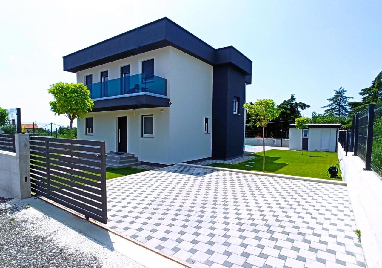 Villa Nikolina - Luxury Villa With 5 Bedrooms And Swimming Pool วอดิยัน ภายนอก รูปภาพ