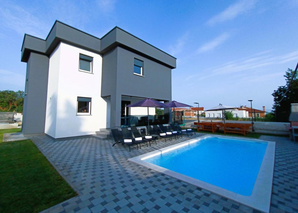 Villa Nikolina - Luxury Villa With 5 Bedrooms And Swimming Pool วอดิยัน ภายนอก รูปภาพ