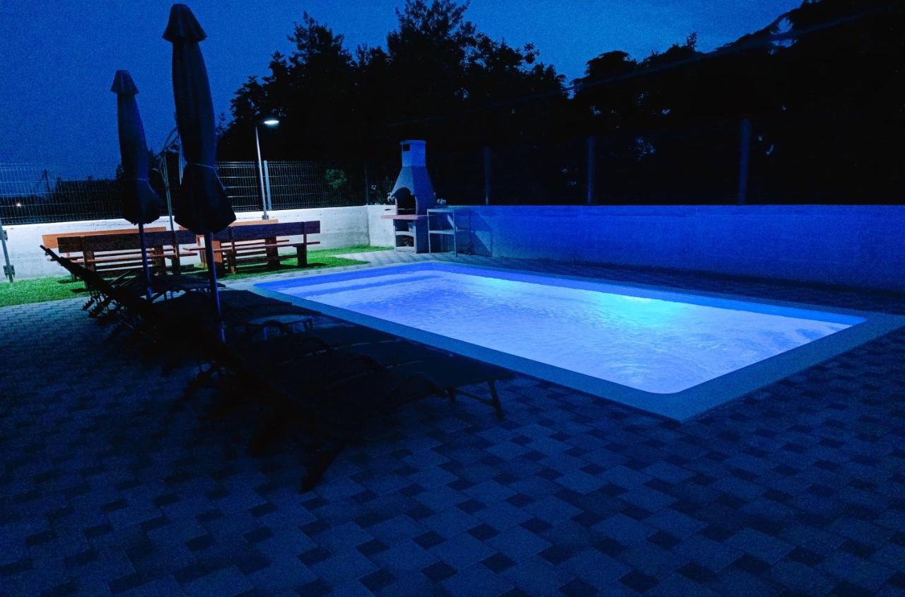 Villa Nikolina - Luxury Villa With 5 Bedrooms And Swimming Pool วอดิยัน ภายนอก รูปภาพ